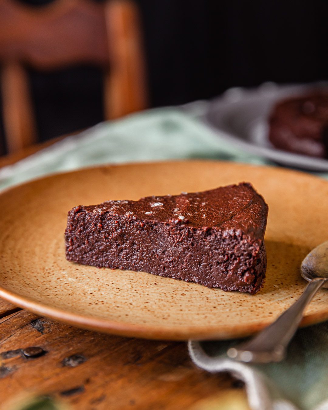 Une part de magie noire dans une assiette marron