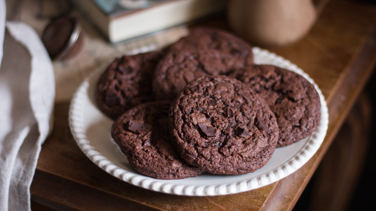 Assiette contenant plusieurs cookies aux pépites de chocolat